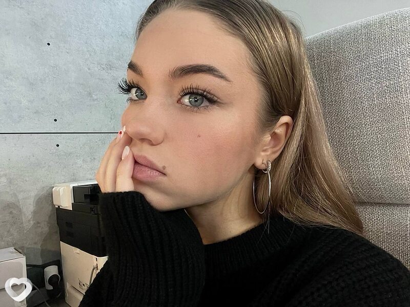Аня, 21, Бийске — анкета №533270