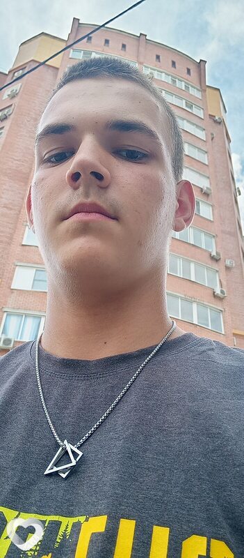 Максим, 21, Волжском — анкета №749242