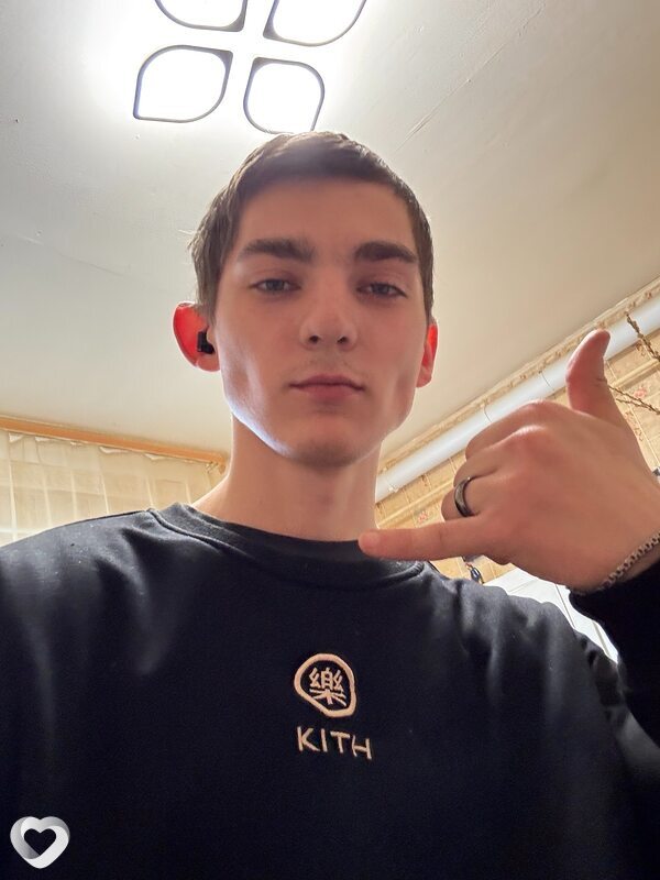 Михаил, 21, Омске — анкета №764773