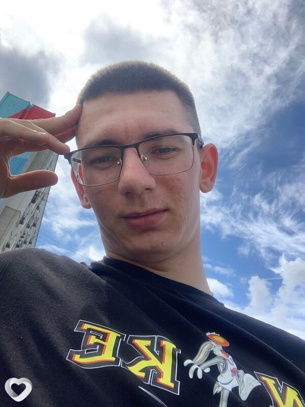 Максим, 23, Снежном — анкета №1083673
