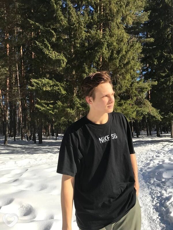 Толя, 21, Москве — анкета №1177650
