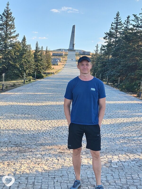 Саша, 36, Снежном — анкета №1577108