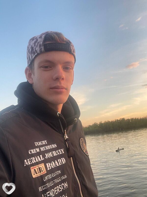 Илья, 22, Омске — анкета №1581510