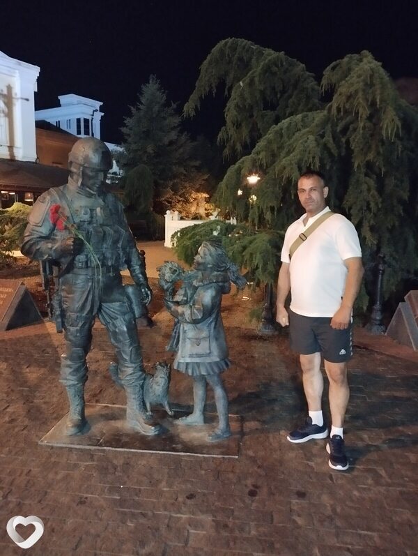 Денис, Саки