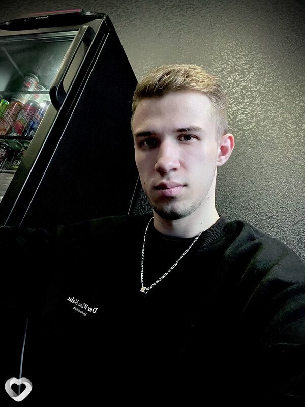 Артём, 22, Воронеже — анкета №2007420