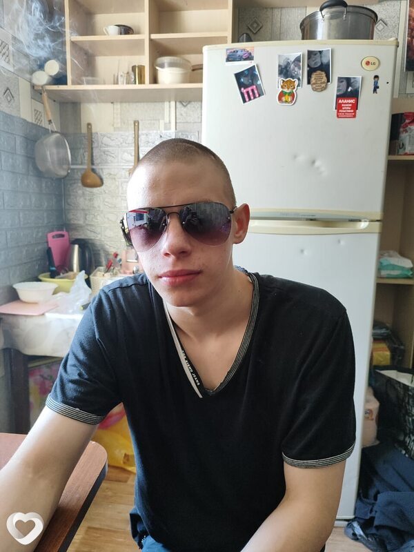 Толик, 19, Магадане — анкета №2009786