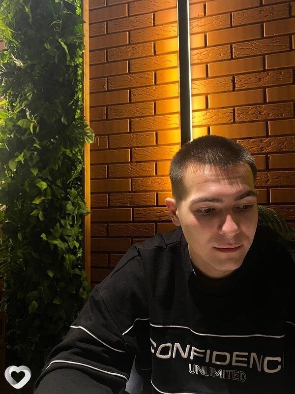 Максим, 22, Москве — анкета №2019511