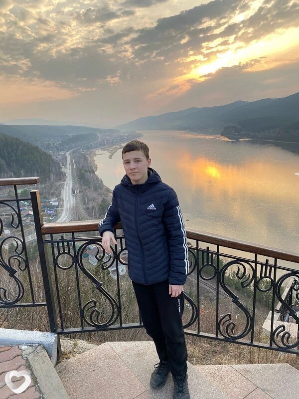 Денис, 19, Новоалтайске — анкета №2039404
