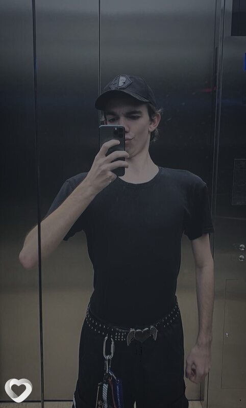 Артём, 23, Москве — анкета №2049060
