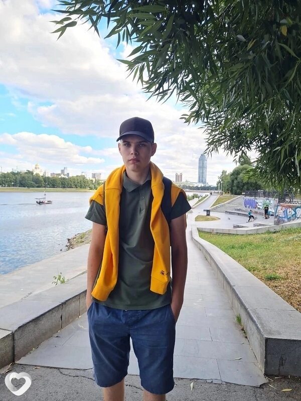 Илья, 19, Москве — анкета №2116393