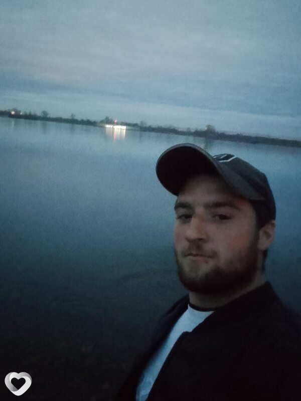 Алесей, 22, Красноярске — анкета №2221353