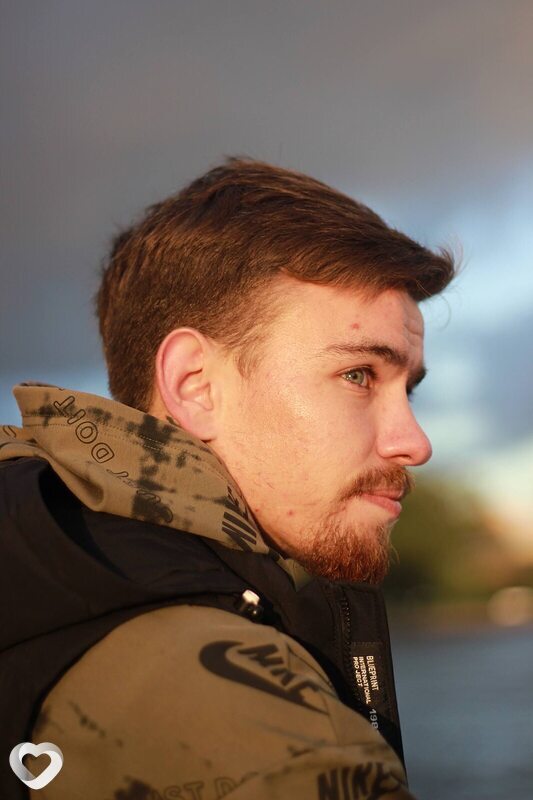 Максим, 22, Барнауле — анкета №2237311