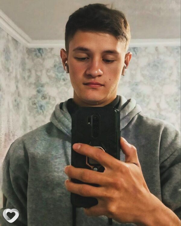 Максим, 19, Москве — анкета №2299693