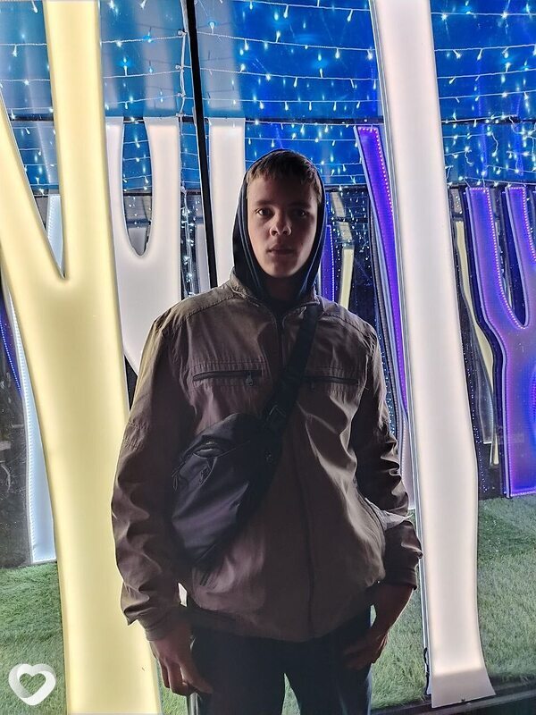 Кирилл, 20, Узловой — анкета №2329611