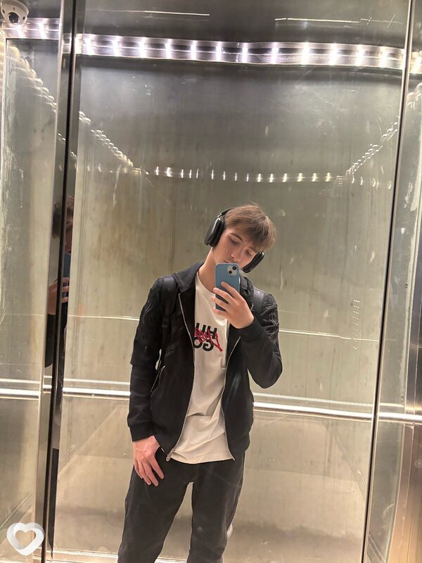 Михаил, 19, Москве — анкета №2375403