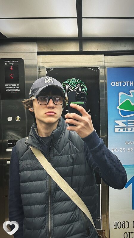Артемий, 21, Москве — анкета №2544526