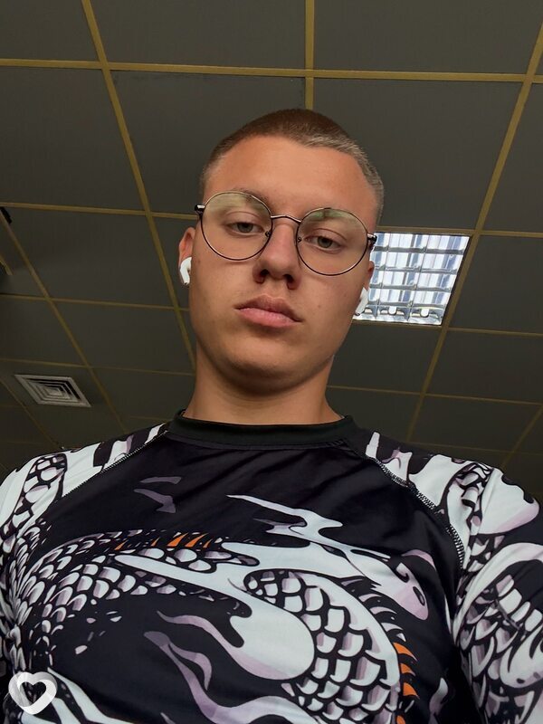 Денис, 21, Донецке — анкета №2561518