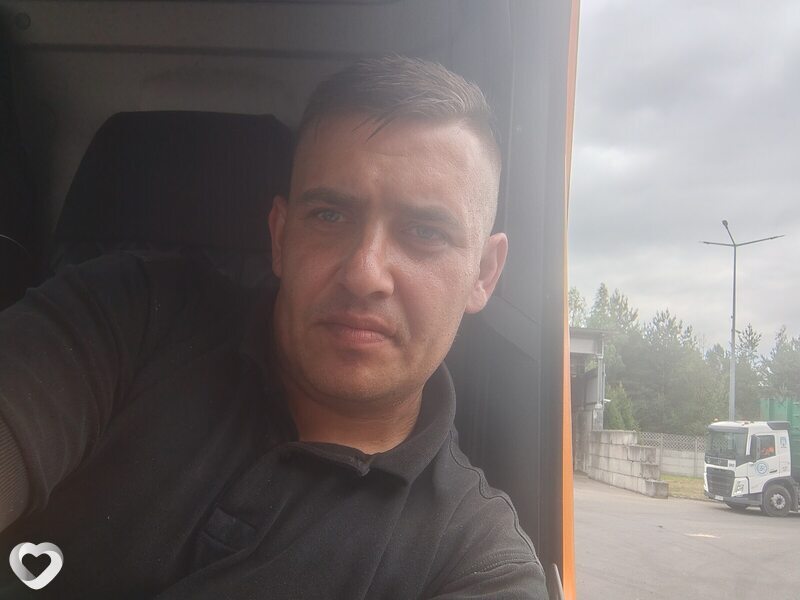 Adrian, Радом