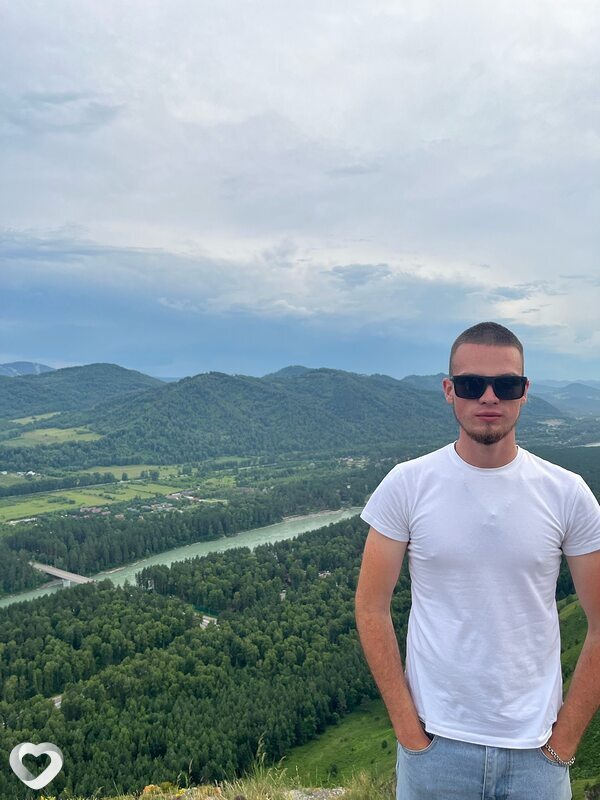 Артем, 21, Белокурихе — анкета №2572463