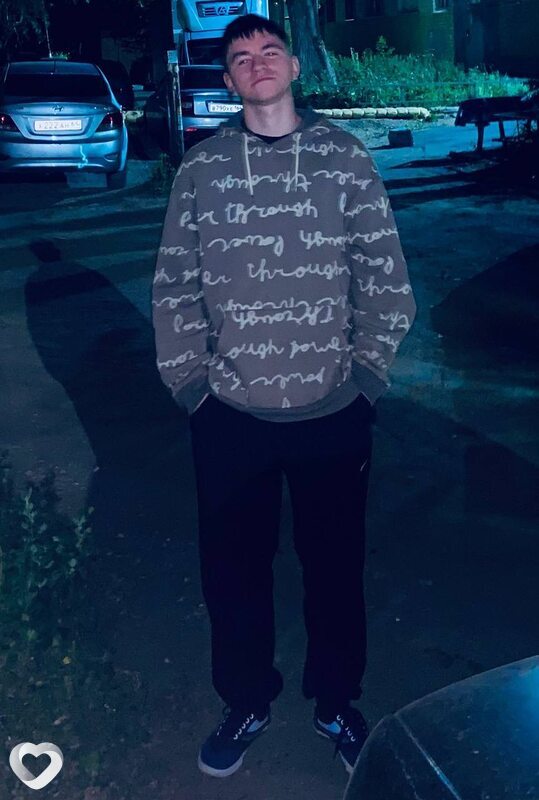 Максим, 21, Саратове — анкета №2589128