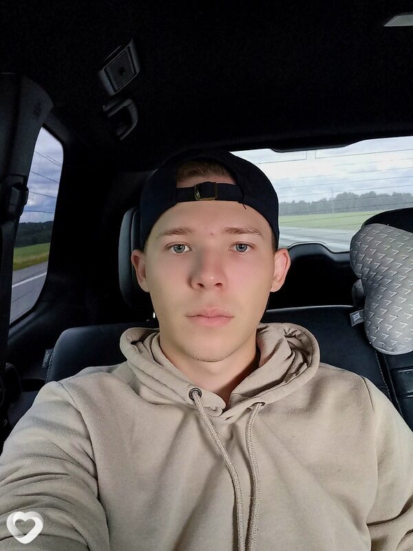 Антон, 21, Барнауле — анкета №2617448