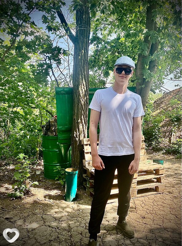 Олег, 21, Москве — анкета №2777533