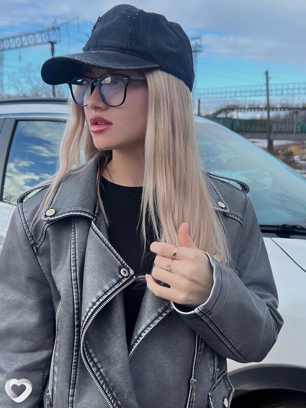 Юля, 23, Снежном — анкета №2827798