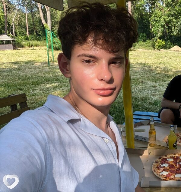 Саша, 20, Ужгороде — анкета №2849699