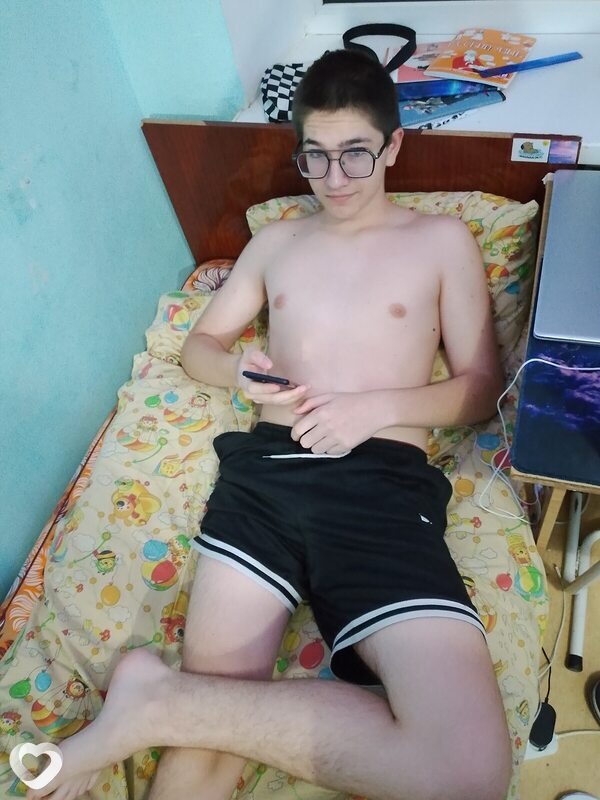 Максим, 19, Жирновске — анкета №2873642