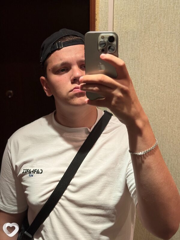 Артём, 21, Ярославле — анкета №2985442