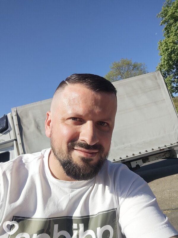 Max, Париж
