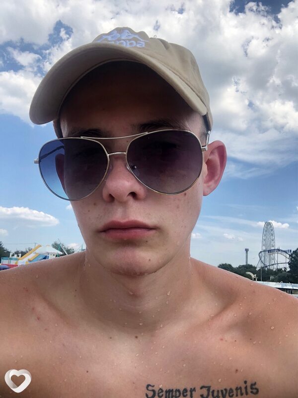 Артем, 21, Омске — анкета №3877055