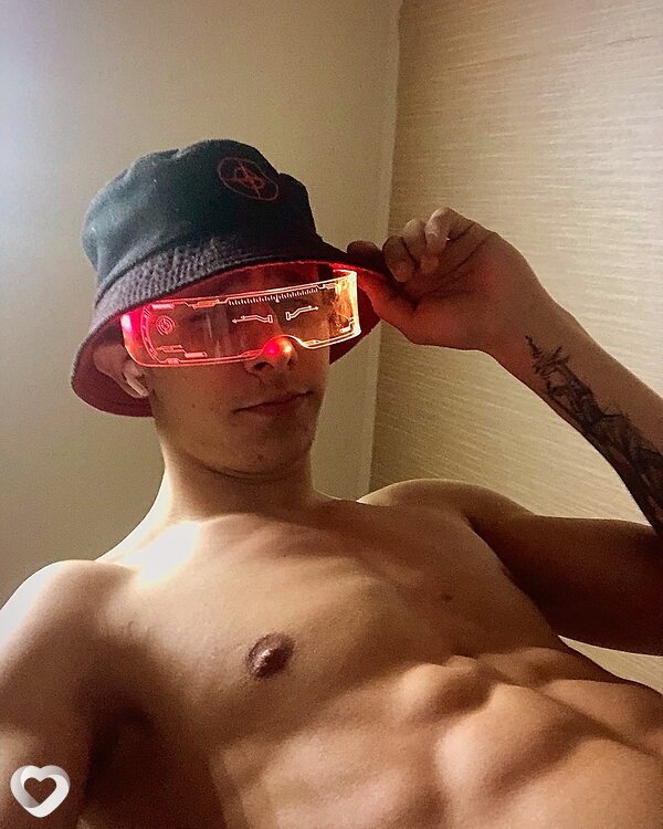 Артём, 22, Александрове — анкета №3905866