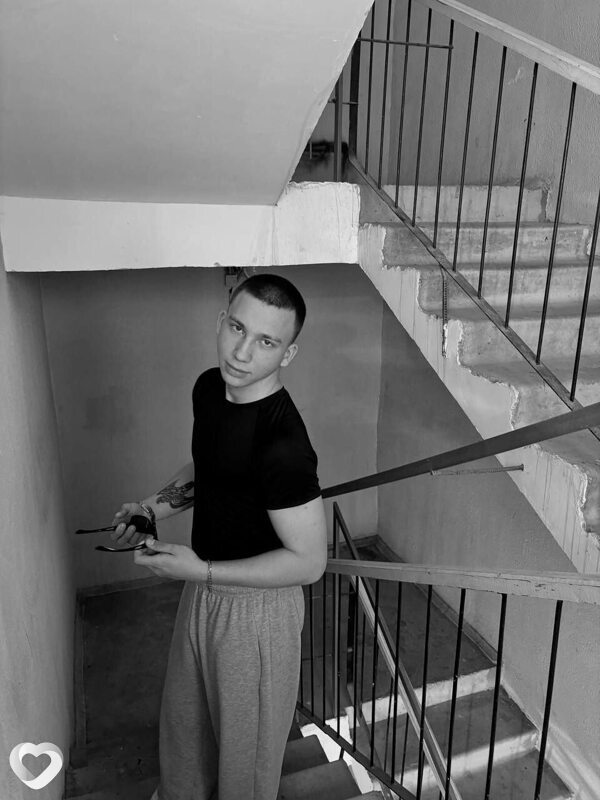 Артем, 18, Саратове — анкета №3916625