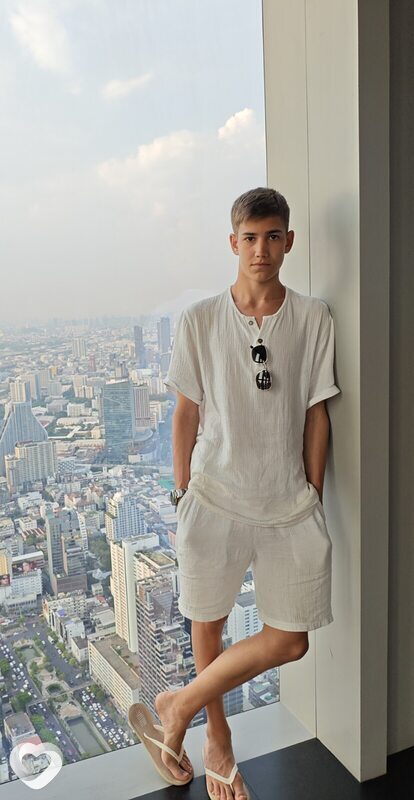 Артём, 18, Барнауле — анкета №3994933