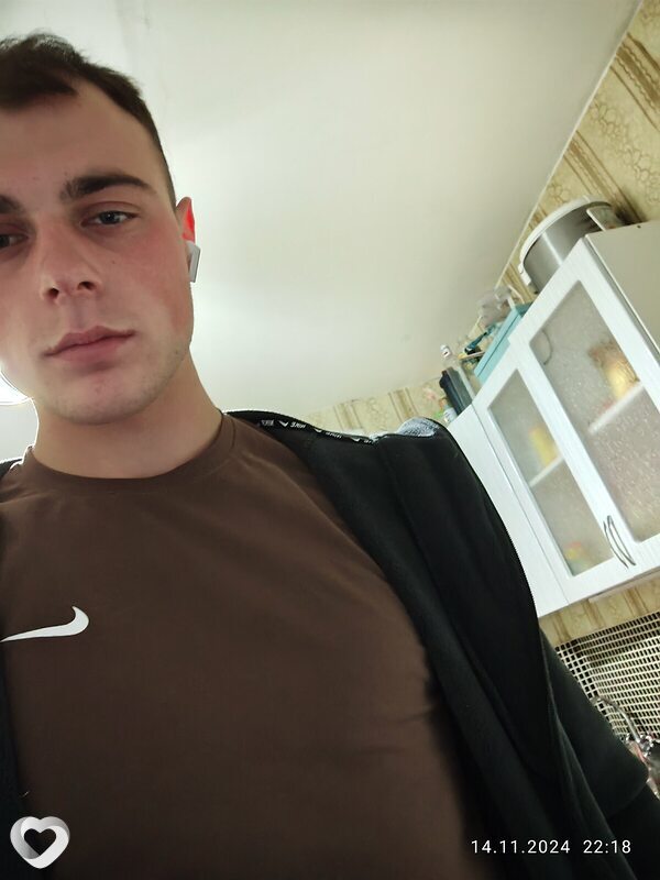 Виталий, 22, Бийске — анкета №4096494