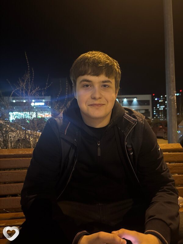 Максим, 21, Москве — анкета №4121359