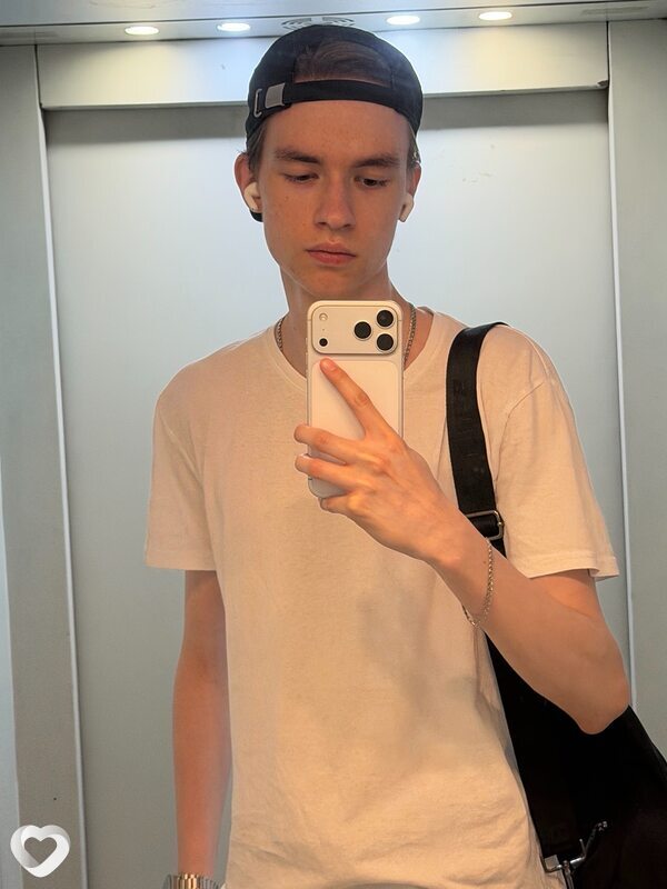 Михаил, 18, Москве — анкета №4251085