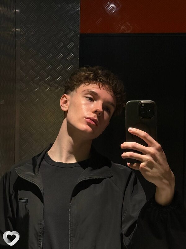Артём, 23, Ижевске — анкета №4284021