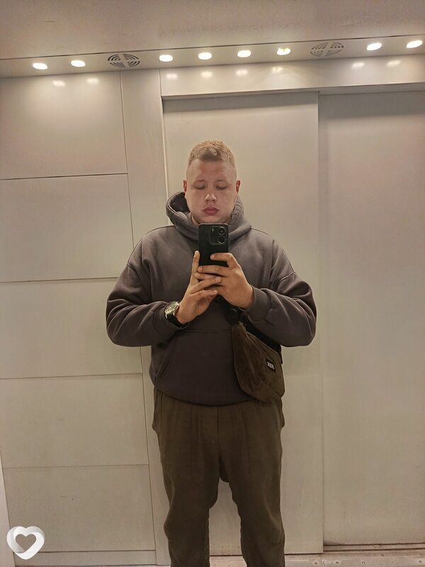 Артем, 20, Саратове — анкета №4361735